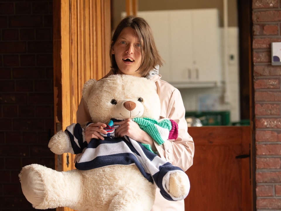 Tessy met knuffelbeer